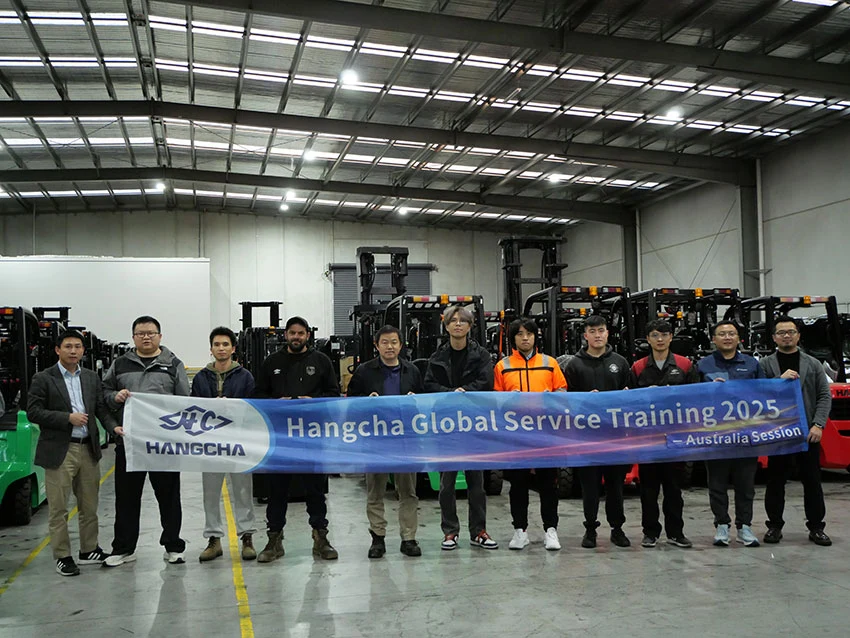 Đội ngũ tham dự Hangcha Global Service Training 2025 tại Australia, đứng cùng xe nâng hàng Hangcha.